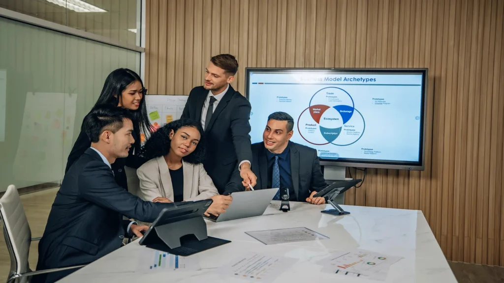 Equipe jurídica em reunião estratégica de comunicação corporativa