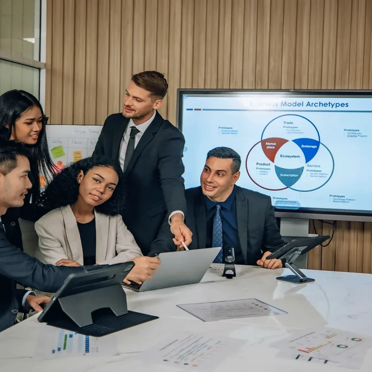 Equipe jurídica em reunião estratégica de comunicação corporativa